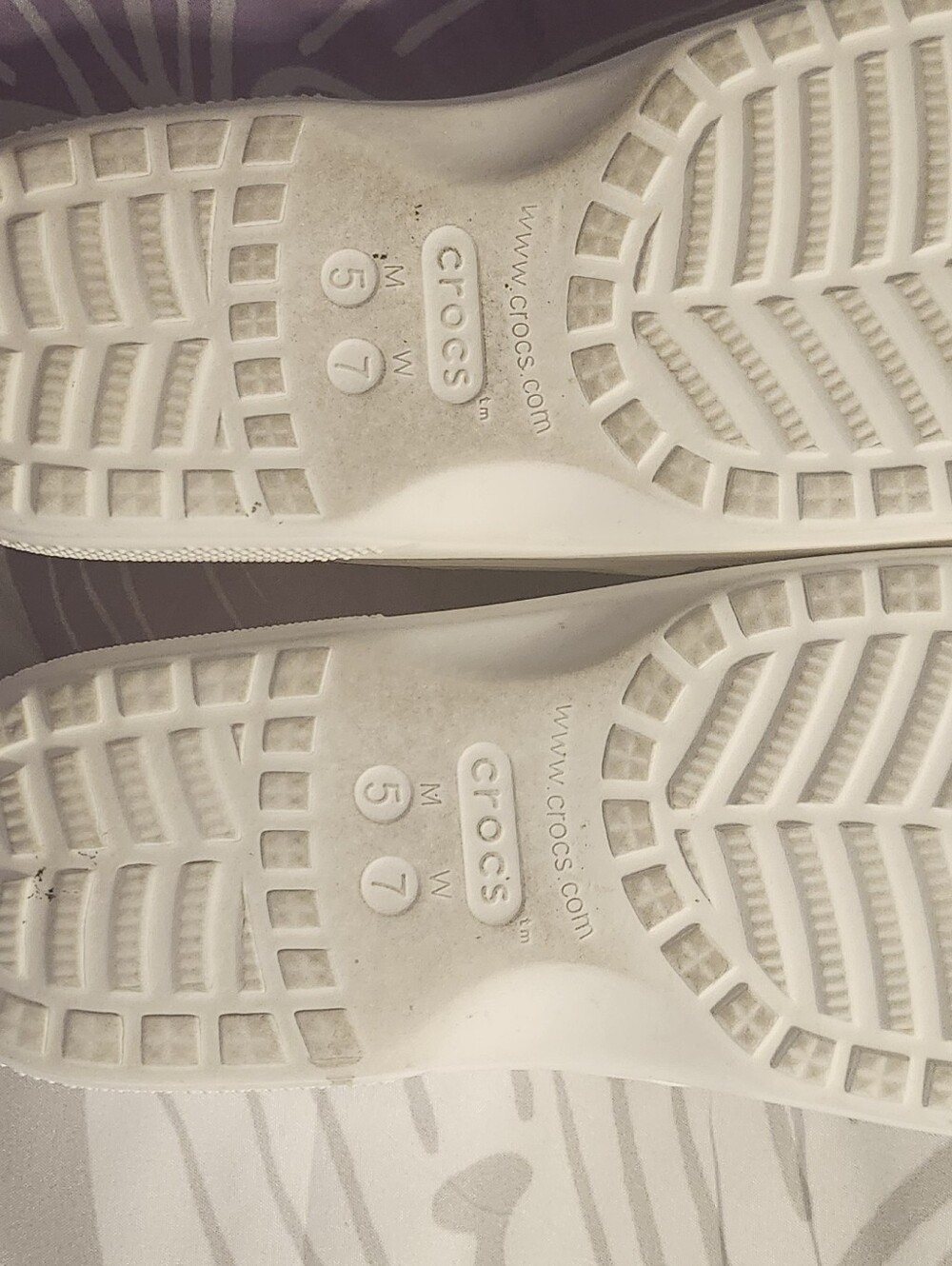 CROCS White Classic Flip Sandals - Picture 3 of 3